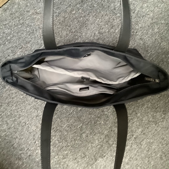 AWAY The Everywhere Tote in black - Picture 5 of 9